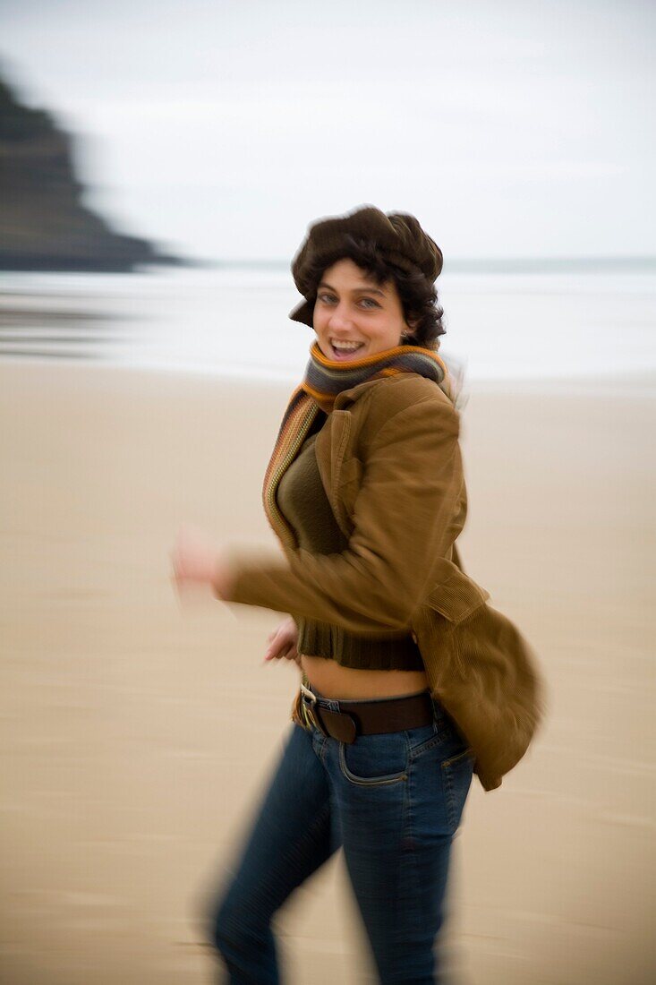 Junge Frau Porträt am Strand
