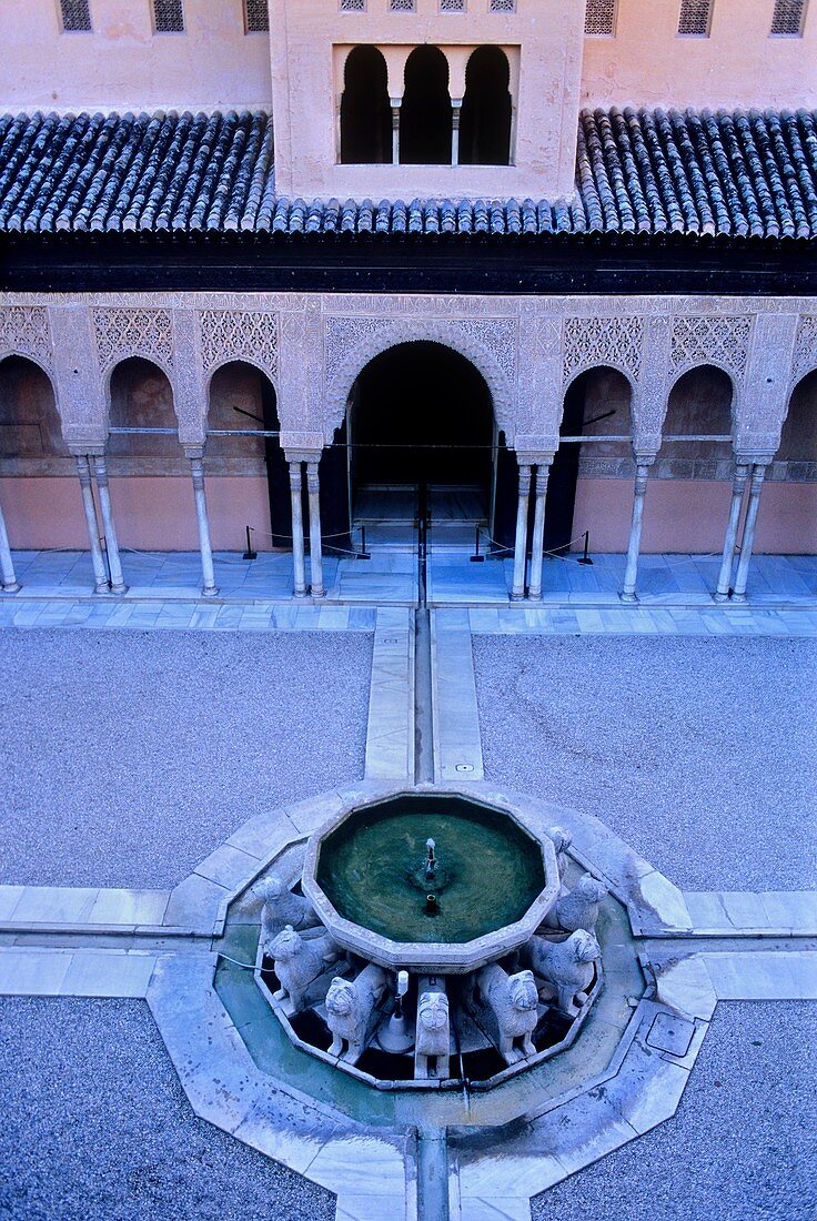 Lions fountain Courtyard of the lions Palace of the Lions Nazaries palaces Alhambra, Granada Andalusia, Spain