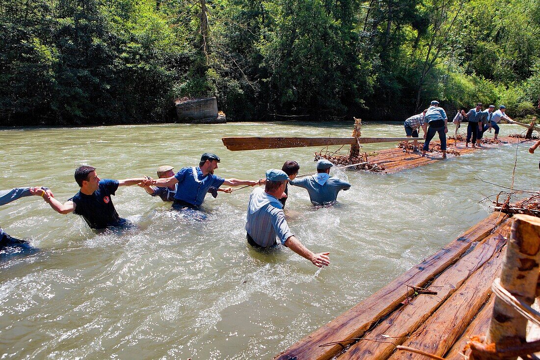 Rai or almadia raft La Pobla de Segur Diada dels Raiers ferrymen feast day Noguera Pallaresa river Pyrénées Lleida province Catalonia Spain