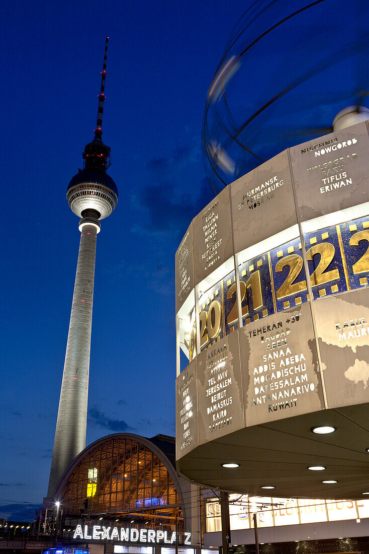 Berliner Fernsehturm und Weltzeituhr bei Nacht, Alexanderplatz, Berlin, Deutschland