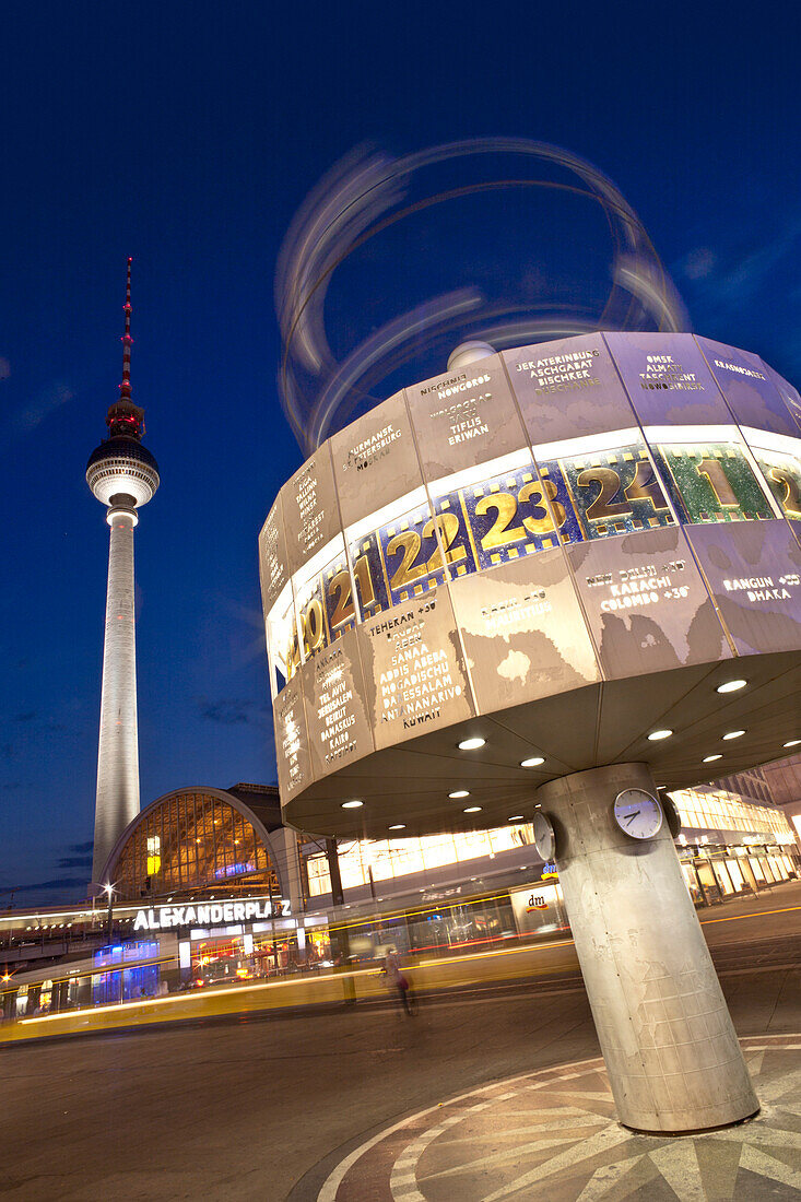 Berliner Fernsehturm und Weltzeituhr bei Nacht, Alexanderplatz, Berlin, Deutschland