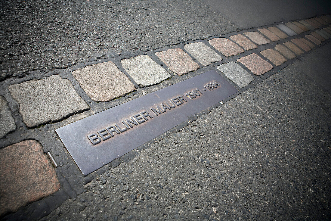 Plakette markiert den Verlauf der Berliner Mauer, Zimmerstrasse, Mitte, Berlin, Deutschland