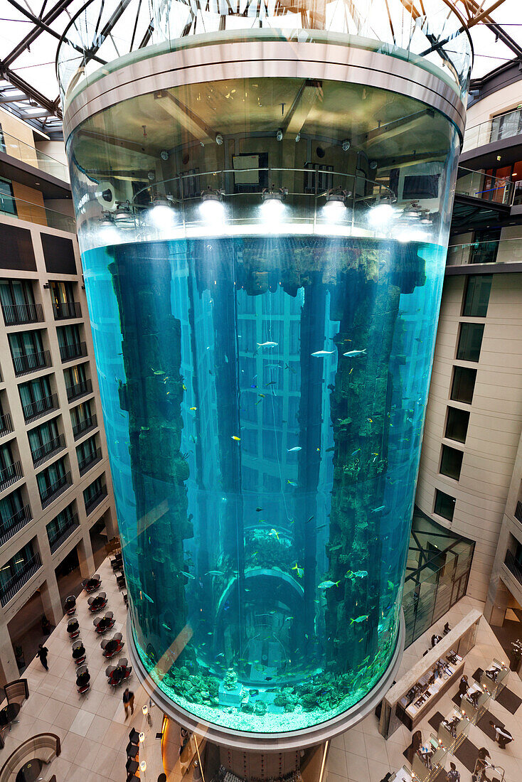 Aquadom, das weltweit größte, zylindrische Aquarium, Lobby, Radisson SAS Hotel in Mitte, Berlin, Deutschland