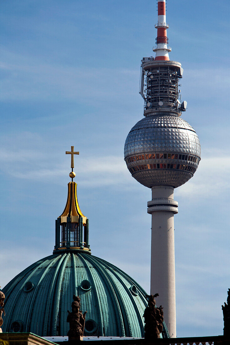 Kuppel des Berliner Doms und Fernsehturm, Berlin, Deutschland