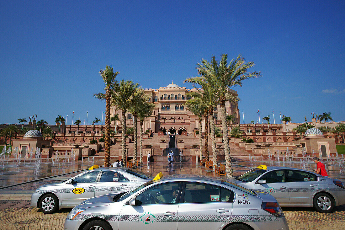 Taxis vor dem Emirates Palace Hotel, Abu Dhabi, Vereinigte Arabische Emirate, VAE