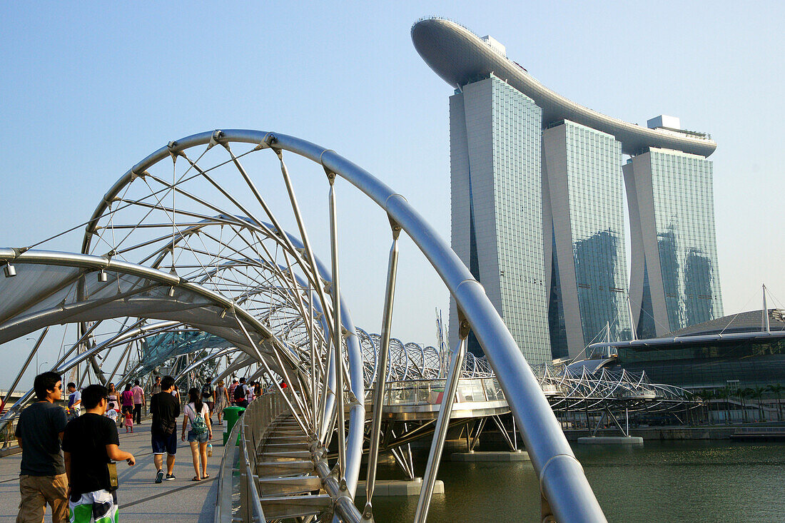 Helix Brücke, Fußgängerbrücke über den Singapore River, Marina Bay Sands Hotel im Hintergrund, Singapur, Asien