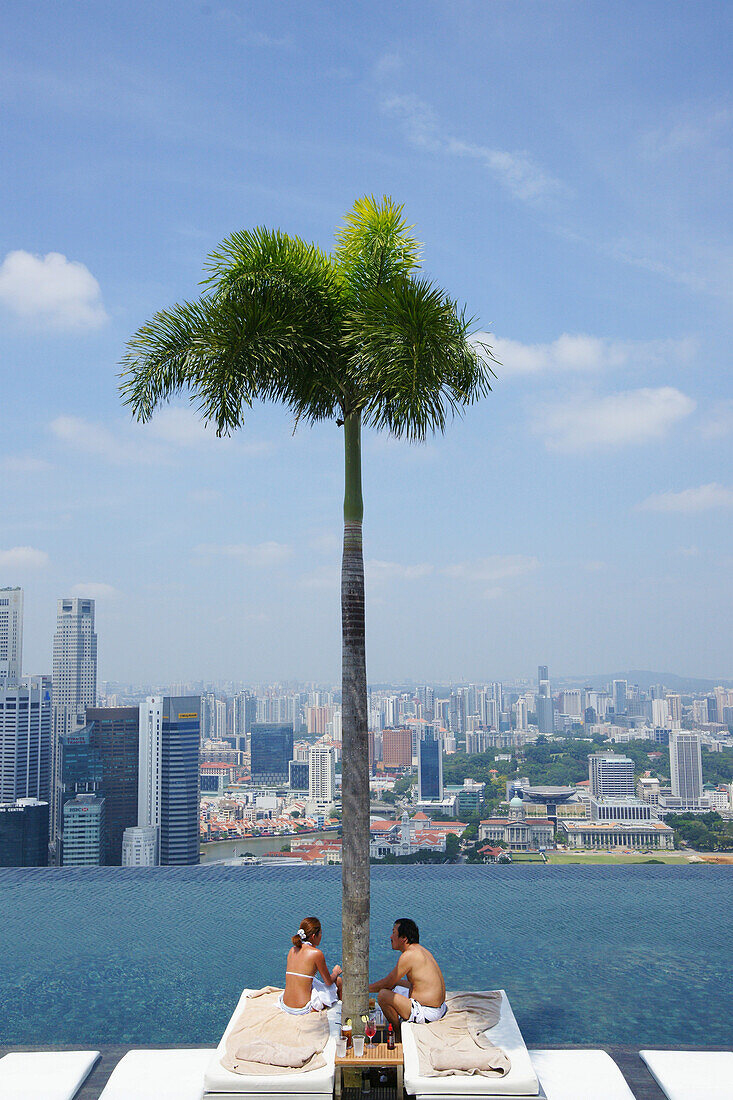 Paar, Sands SkyPark und Infinity Pool, Marina Bay Sands, Hotel, Singapur, Asien