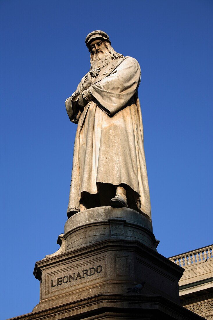 Statue of Leonardo da Vinci, Milan, Italy