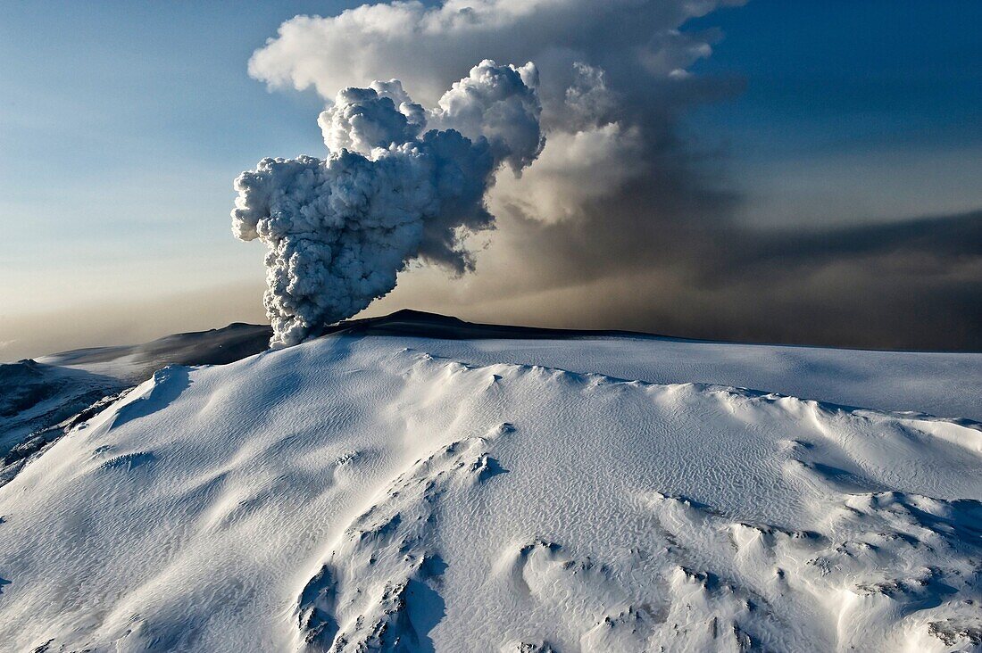 Eyjafjallajökull eruption before it start producing enormous quantities of ash