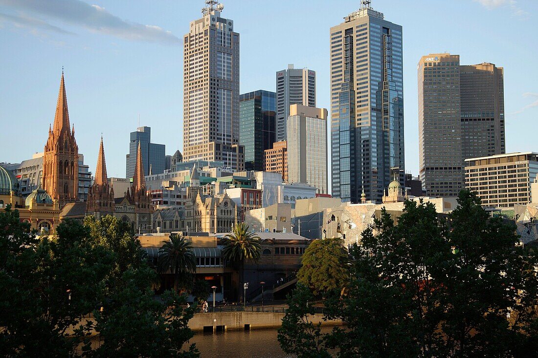 Skyline von Melbourne mit den Kirchtuermen der St Paul's Cathedral, Victoria, Australien, Melbourne Skyline with the towers of St Paul's Cathedral, Victoria, Australia