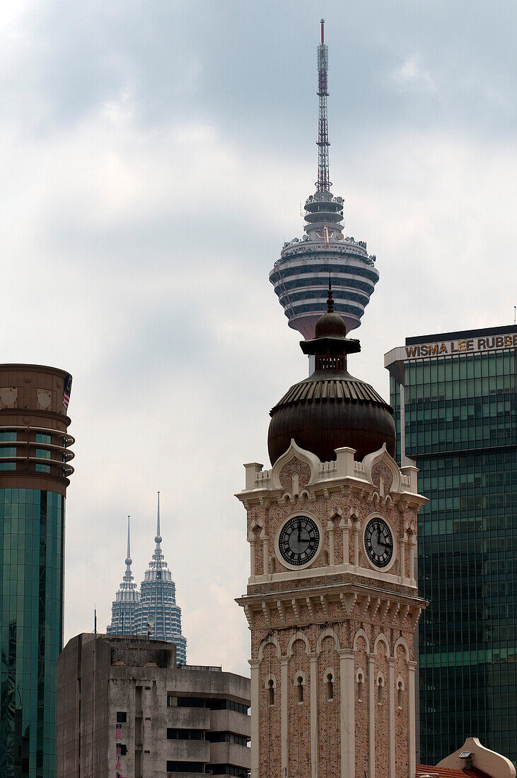 Uhrturm des Sultan Abdul Samad Building vor Kuala Lumpur Tower und Petronas Towers (links unten), Kuala Lumpur, Malaysia, Asien