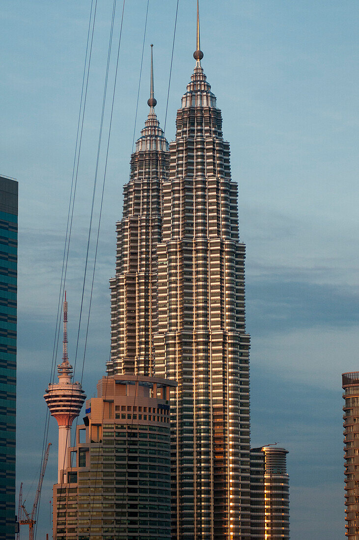 Die Petronas Towers im Zentrum von Kuala Lumpur, Malaysia, Asien