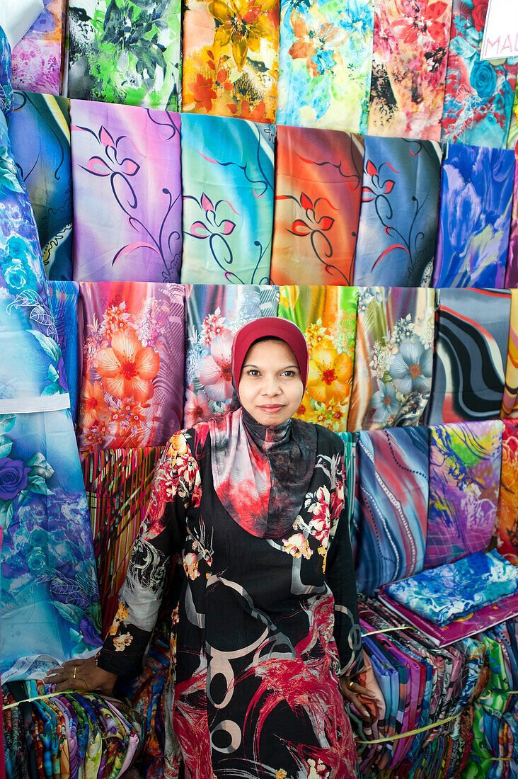 Textilverkäuferin vor bunten Stoffen, Little India, Kuala Lumpur, Malysia, Asien