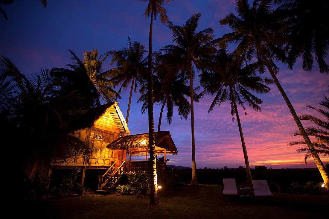 Traditionelles malaysisches Haus am Abend, Bon Ton Resort, Lankawi Island, Malaysia, Asien