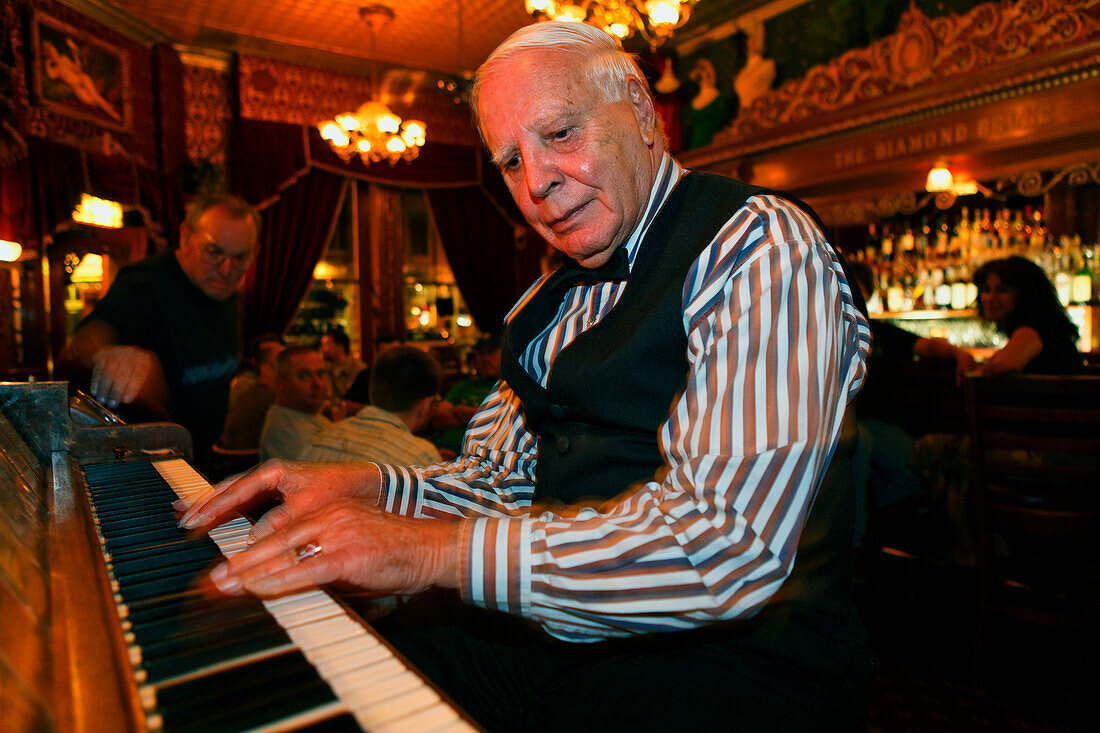Pianospieler im The Diamond Belle Saloon, Durango, La Plata County, Colorado, USA, Nordamerika, Amerika