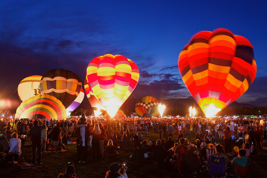 Ballonglühen am jährliches Balloon Classic (September), Colorado Springs, Colorado, USA, Nordamerika, Amerika