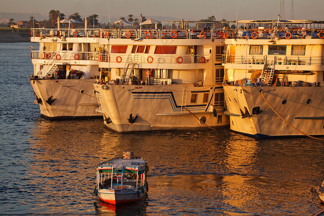 Kreuzfahrtsschiffe an der Corniche, Luxor, früher Theben, Ägypten, Afrika