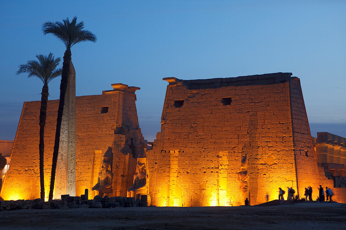 Entrance area of Luxor Temple in the evening light, Luxor (ancient Thebes), Luxor, Egypt, Africa