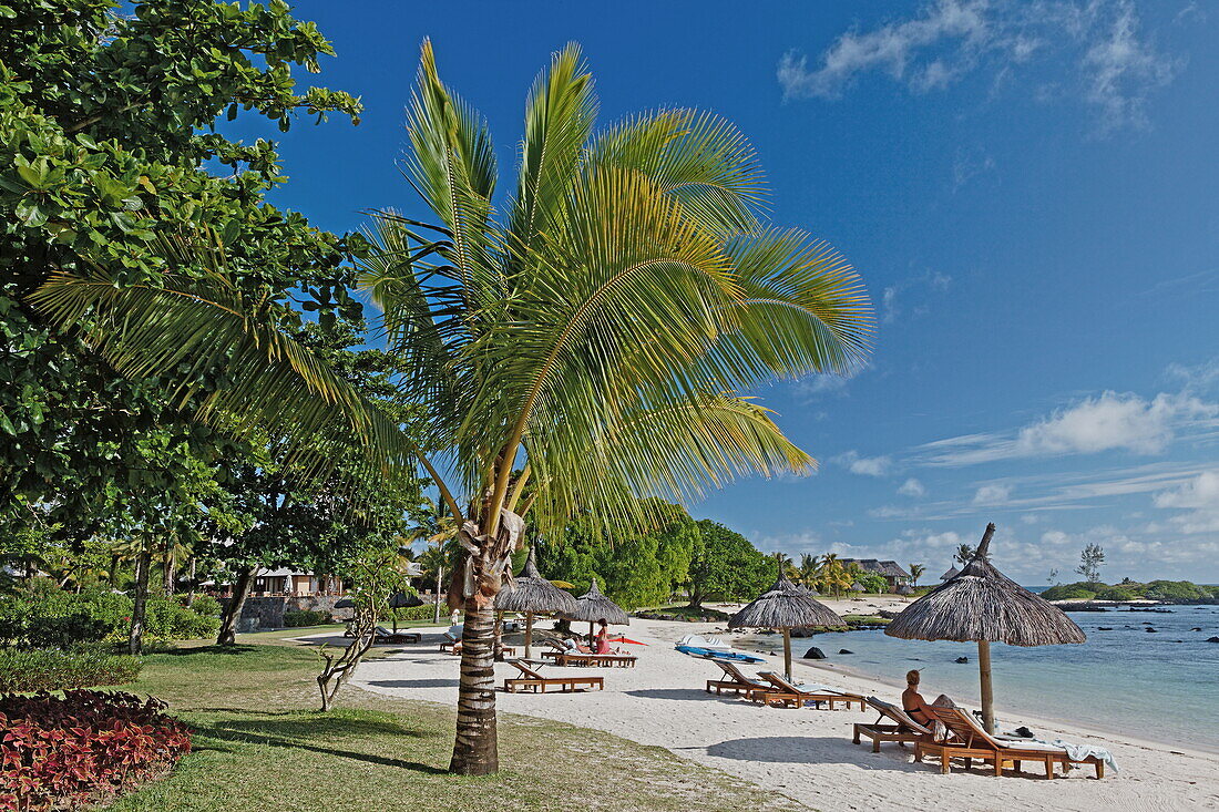 Strand des Shanti Maurice Resort im Sonnenlicht, Souillac, Mauritius, Afrika