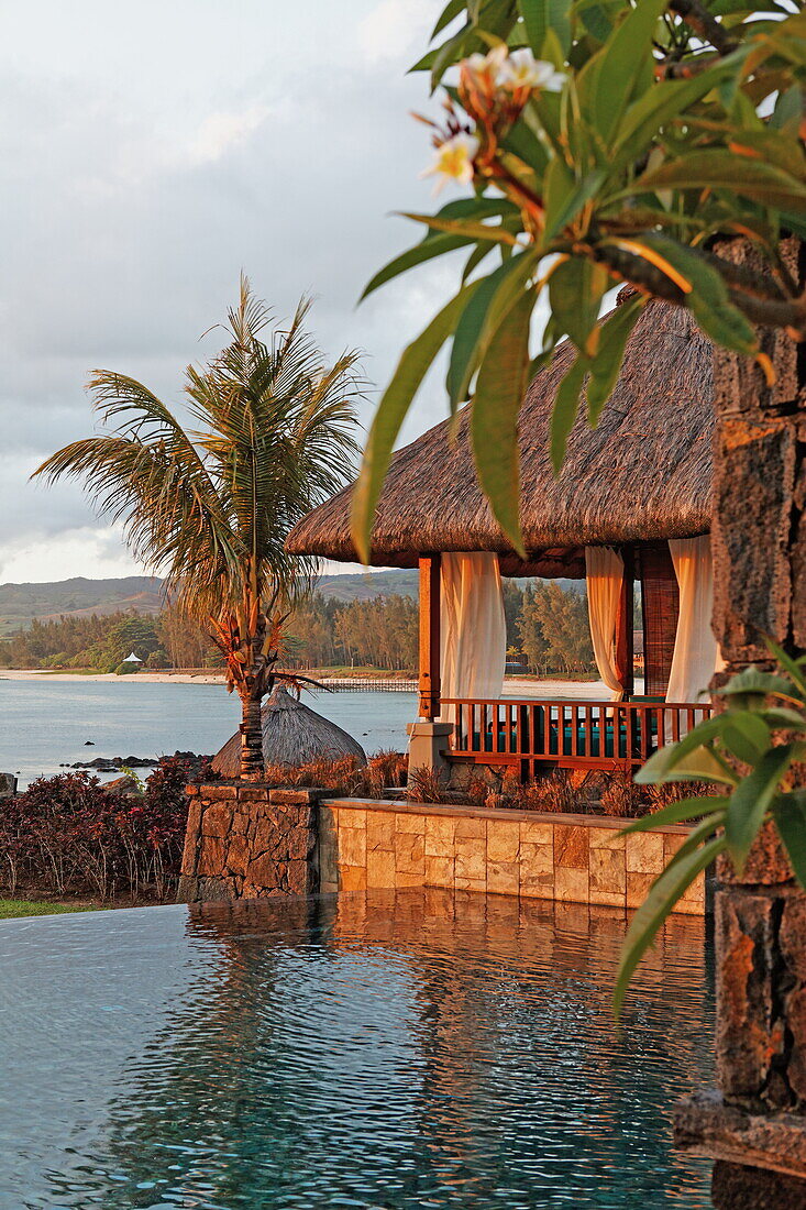 Präsidentensuite des Shanti Maurice Resort im Licht der Abendsonne, Souillac, Mauritius, Afrika