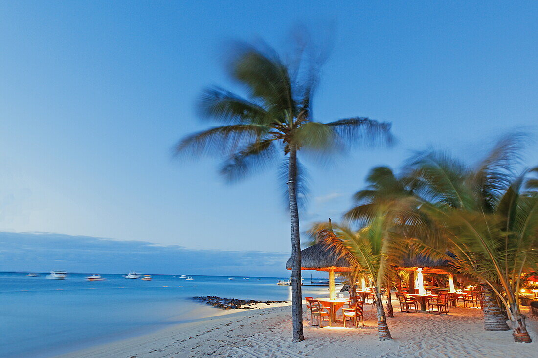 Strand des Beachcomber Hotel Paradis &amp,amp,amp; Golf Club am Abend, Mauritius, Afrika