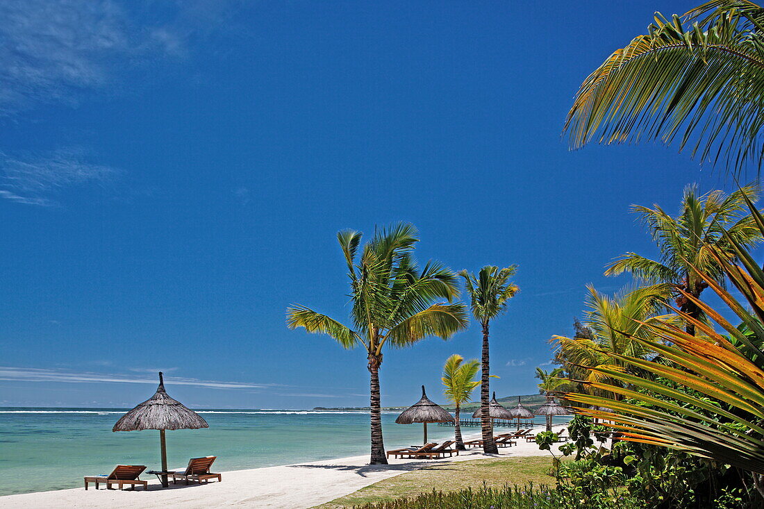 Strand des Shanti Maurice Resort im Sonnenlicht, Souillac, Mauritius, Afrika
