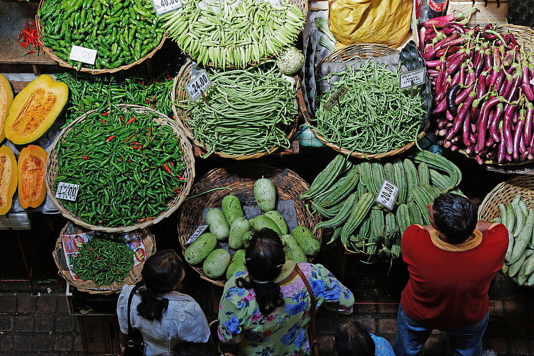 Menschen an Verkaufsständen in der Markthalle, Port Louis, Mauritius, Afrika