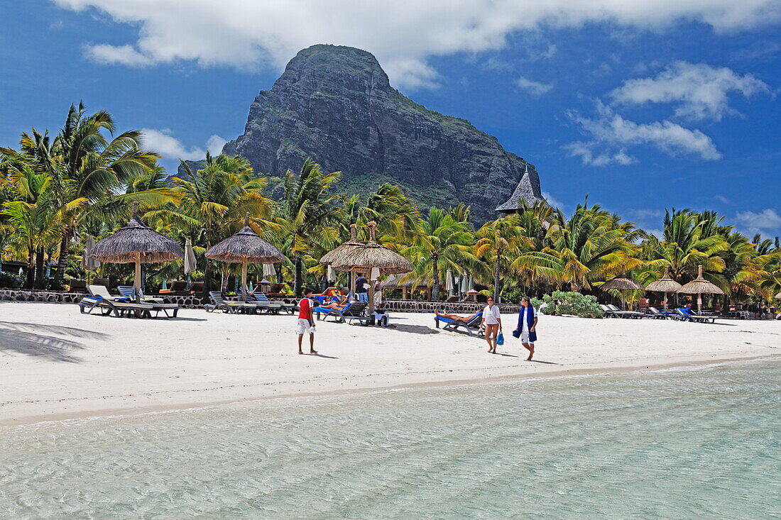 Strand und der Berg Le Morne Brabant im Sonnenlicht, Beachcomber Hotel Paradis &amp,amp,amp,amp,amp; Golf Club, Mauritius, Afrika