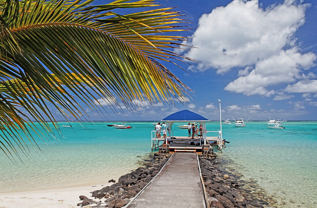 Steg zur Bootsanlegestelle im Sonnenlicht, Beachcomber Hotel Paradis &amp; Golf Club, Mauritius, Afrika