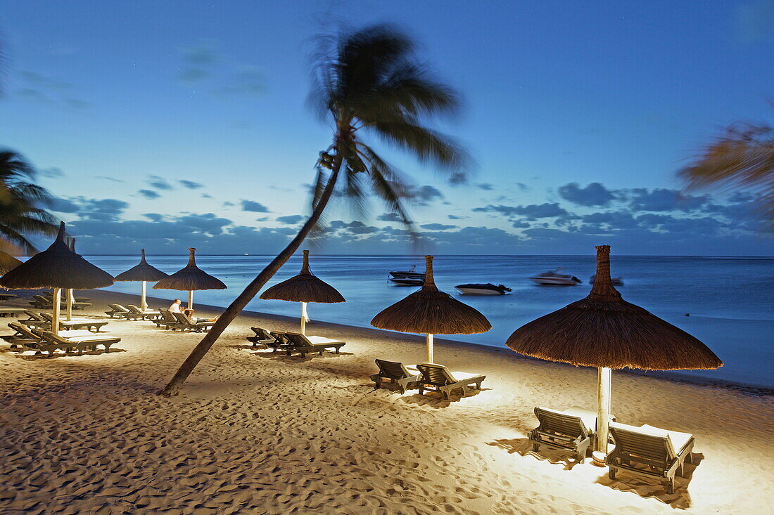 Beleuchteter Strand des Beachcomber Hotel Paradis &amp; Golf Club am Abend, Mauritius, Afrika