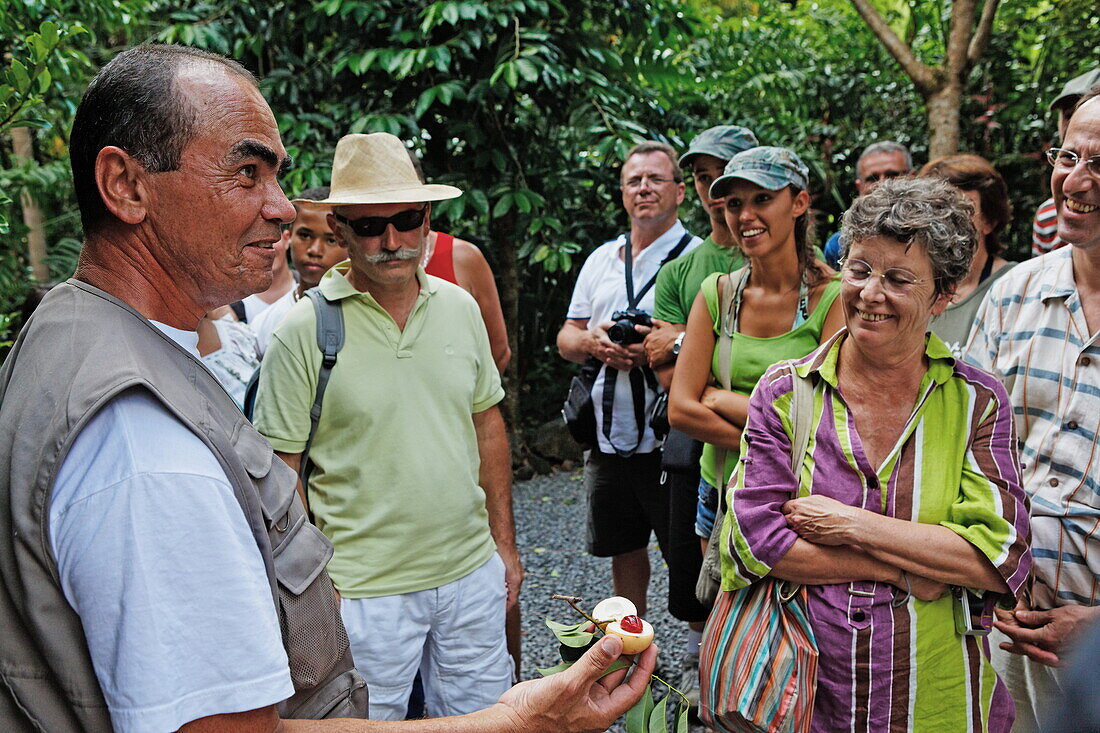 Führung im Parfüm- und Gewürzgarten von Saint Philippe, La Reunion, Indischer Ozean