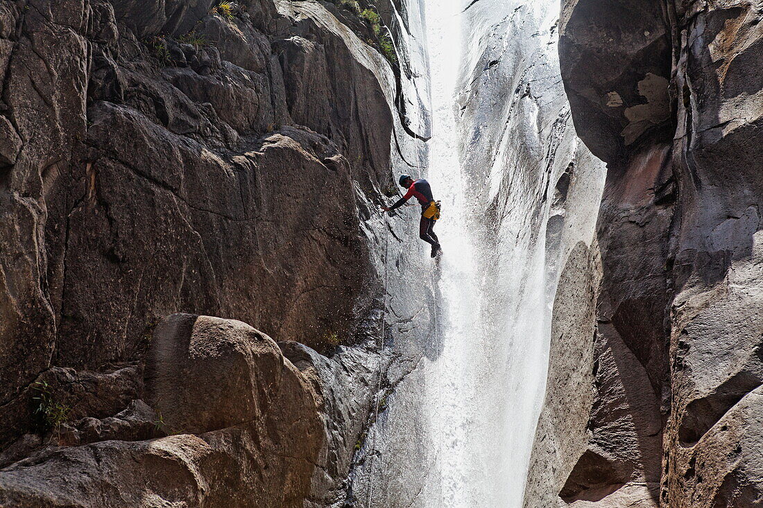 Menschen beim Canyoning im Canyon du Fleur Jaune bei Cilaos, La Reunion, Indischer Ozean