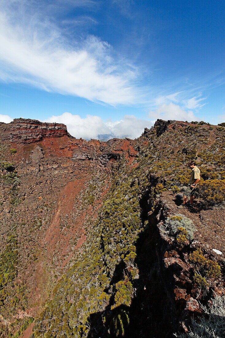 Pas de Bellecombe, Vulkankrater unter Wolkenhimmel, La Reunion, Indischer Ozean