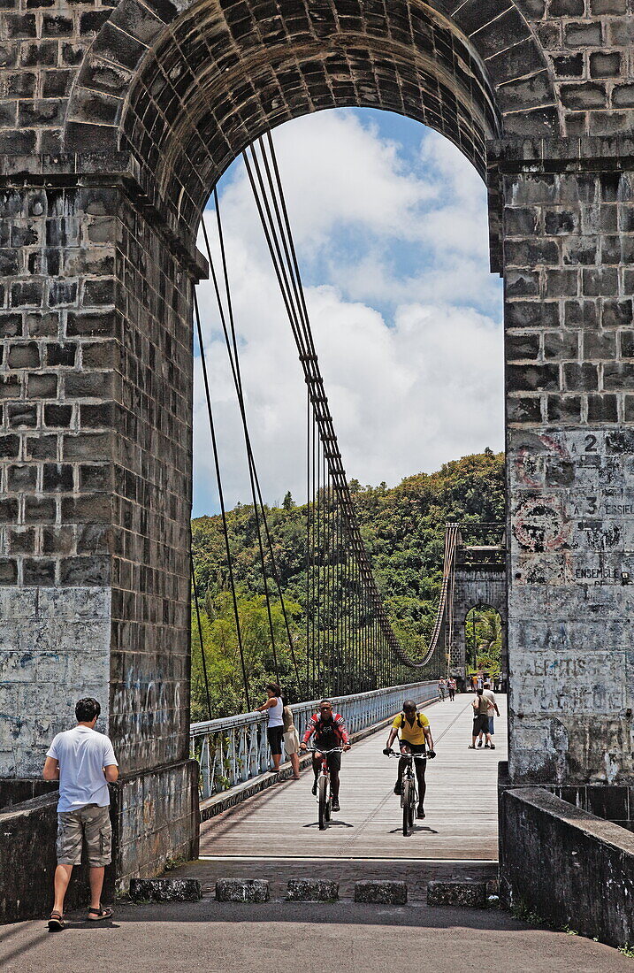 Pont Suspendu aus dem Jahr 1884 in Sainte Anne, La Reunion, Indischer Ozean