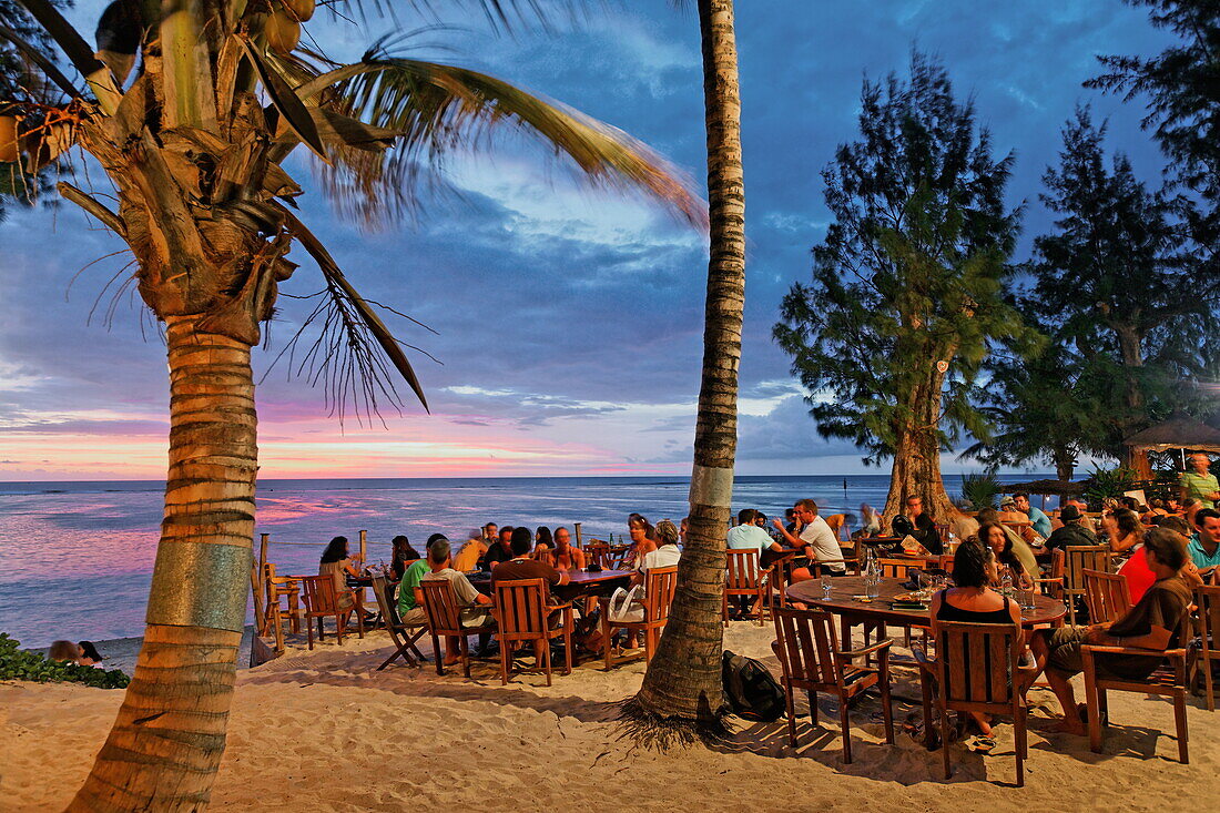 Menschen in einer der Strandbars am Abend, Saint Gilles, La Reunion, Indischer Ozean