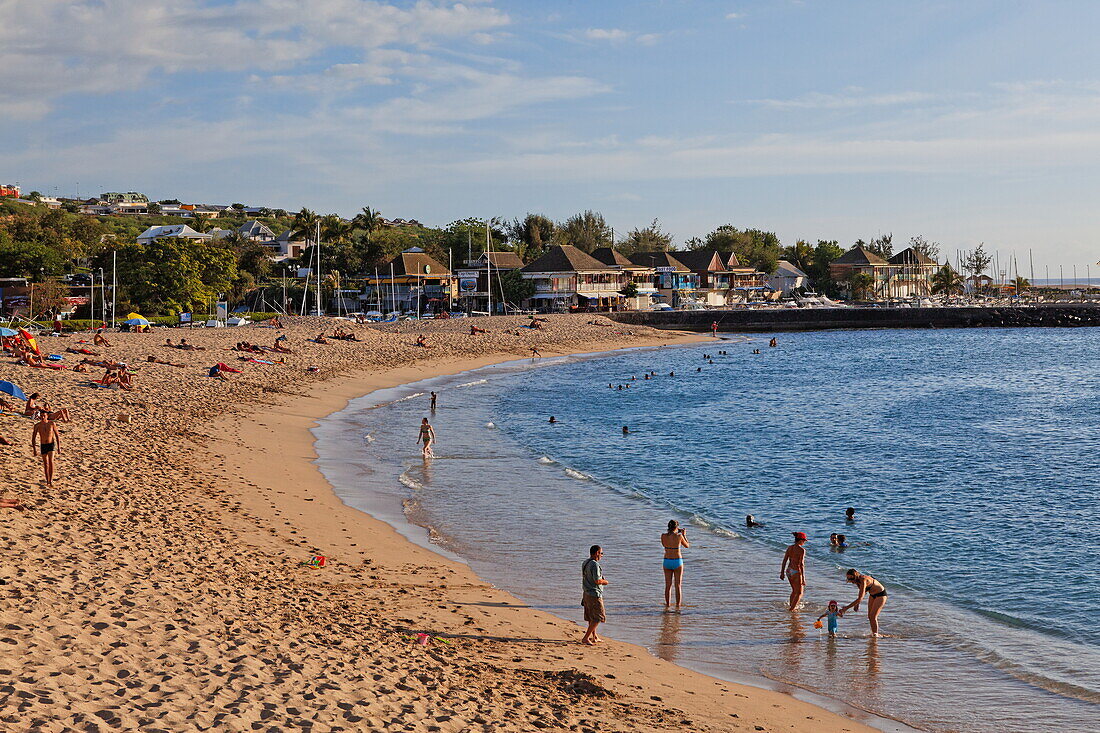 Menschen am Strand, Saint Gilles, La Reunion, Indischer Ozean
