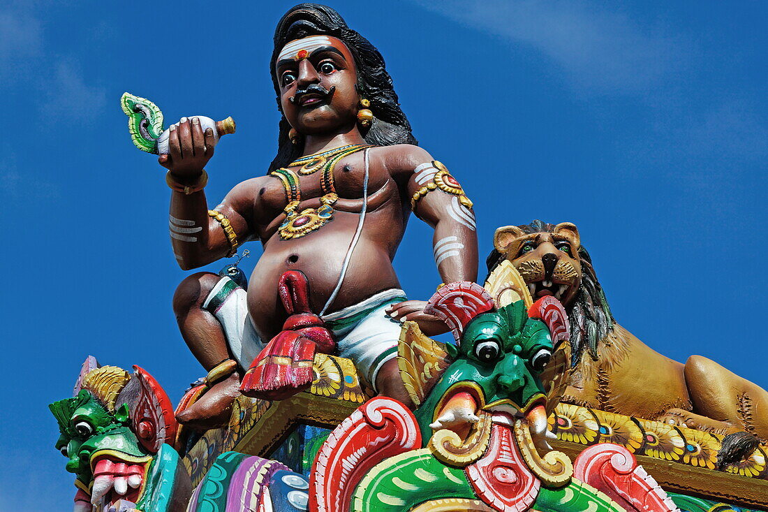 Figur auf einem indischen Tempel in Tevelave an der Ostküste von La Reunion, Indischer Ozean