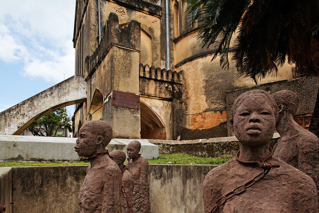 Sklaverei-Monument von Clara Soenaes am historischen Ort des Sklavenmarktes bei der anglikanischen Kathedrale, Stonetown, Sansibar City, Sansibar, Tansania, Afrika