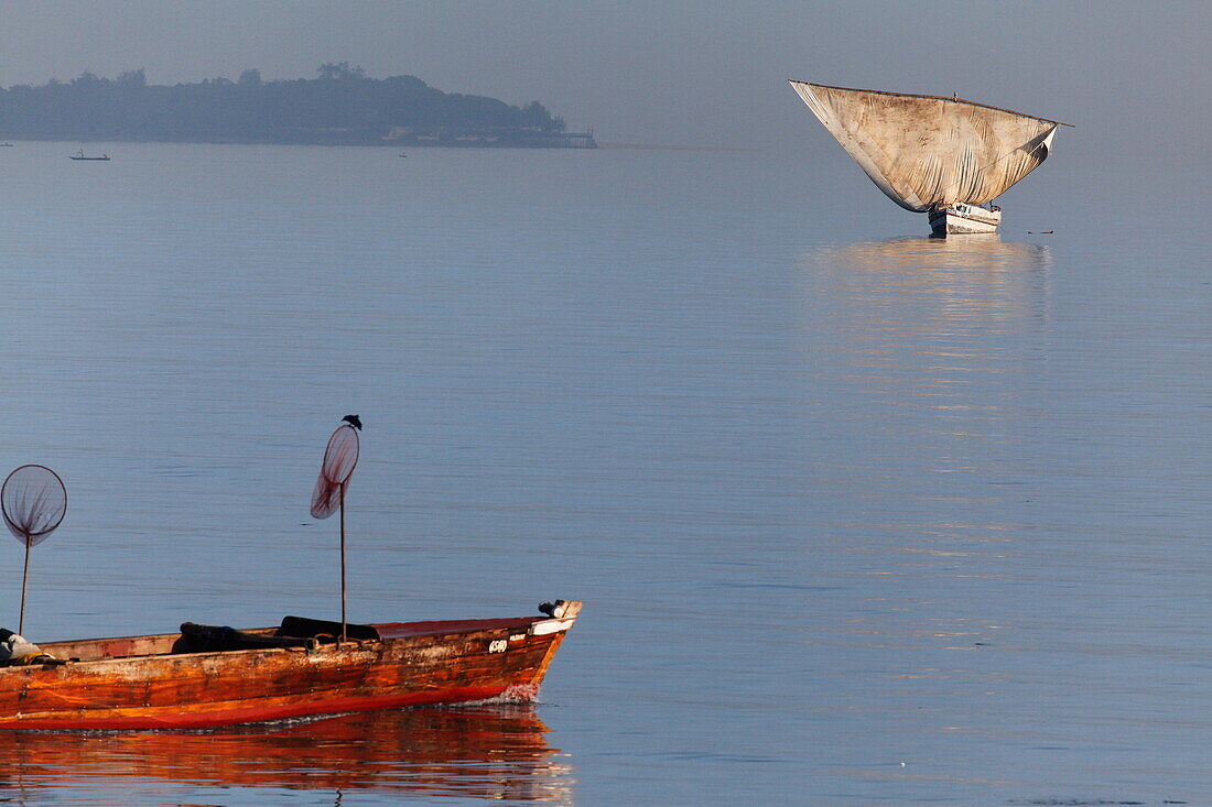 Ein Dau segelt vor der Küste, Stonetown, Sansibar City, Sansibar, Tansania, Afrika