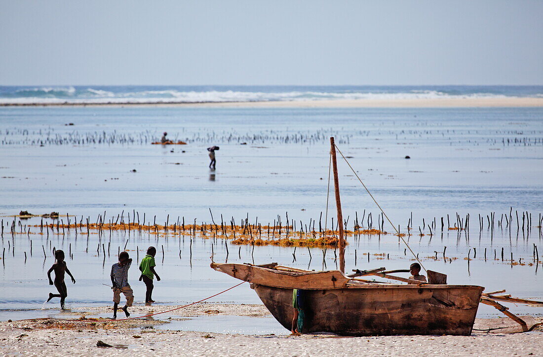 Kinder und Boot am Strand, Matemwe, Sansibar, Tansania, Afrika