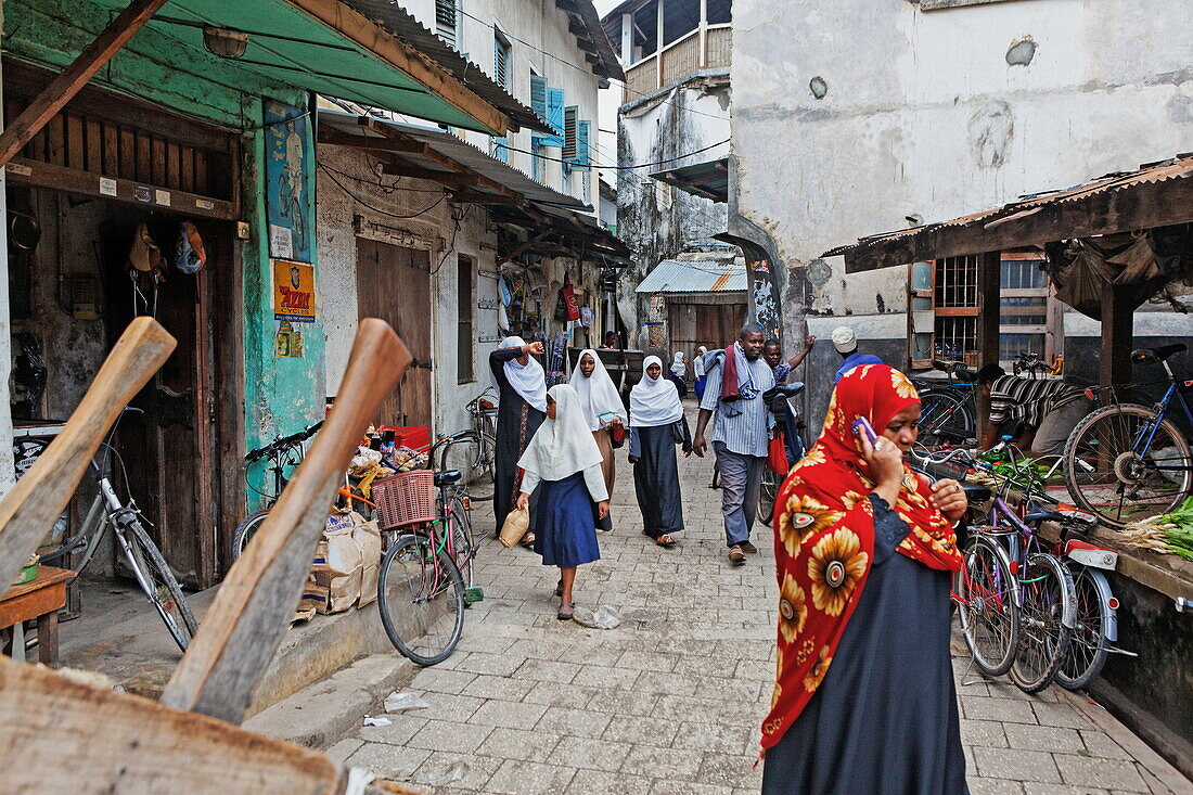 Muslimische Frauen auf dem Darajani Markt, Stonetown, Sansibar City, Sansibar, Tansania, Afrika