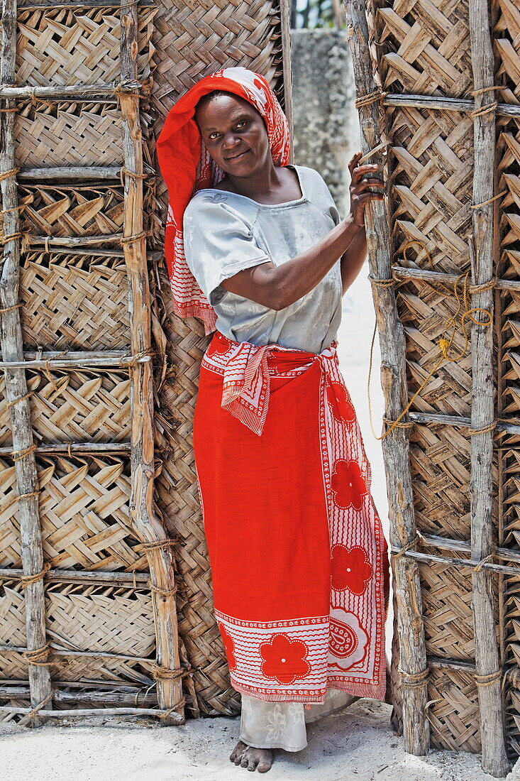Frau am Eingang ihres Kraals, Jambiani, Sansibar, Tansania, Afrika