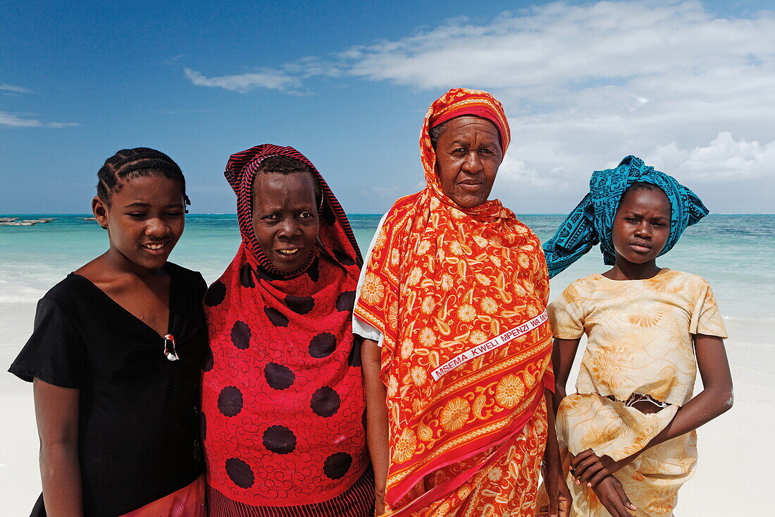Arbeiterinnen in einer Meeresalgenfarm, Jambiani, Sansibar, Tansania, Afrika