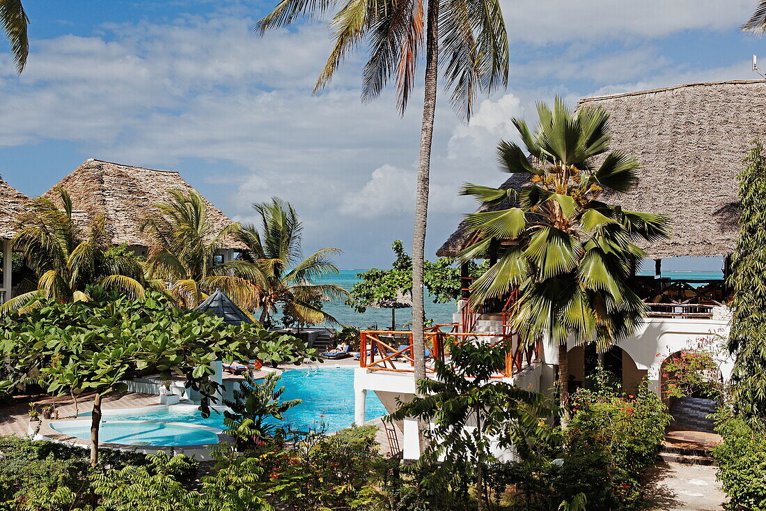 The Sau Inn Hotel mit Pool im Sonnenlicht, Jambiani, Sansibar, Tansania, Afrika