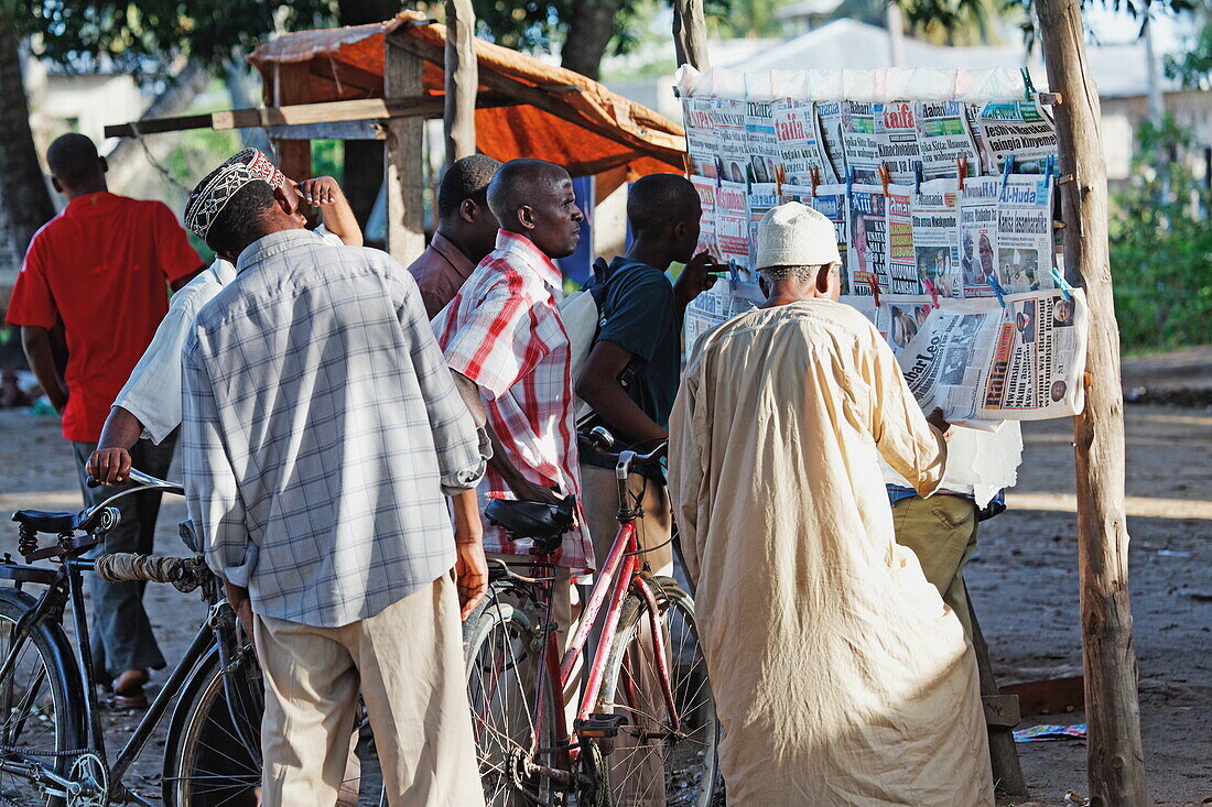 Menschen vor einem Zeitungsstand auf dem Darajani Markt, Stonetown, Sansibar City, Sansibar, Tansania, Afrika