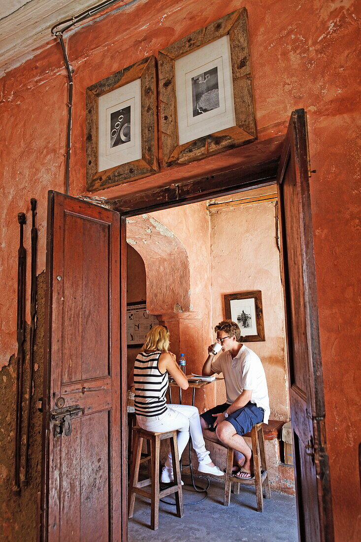 Touristen im Msumbi Coffee House, Stonetown, Sansibar City, Sansibar, Tansania, Afrika