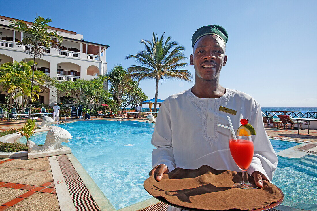 Kellner am Pool vor dem Serena Inn Hotel, Stonetown, Sansibar City, Sansibar, Tansania, Afrika
