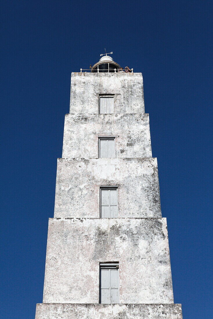 Leuchtturm unter blauem Himmel, Chumbe Island, Sansibar, Tansania, Afrika