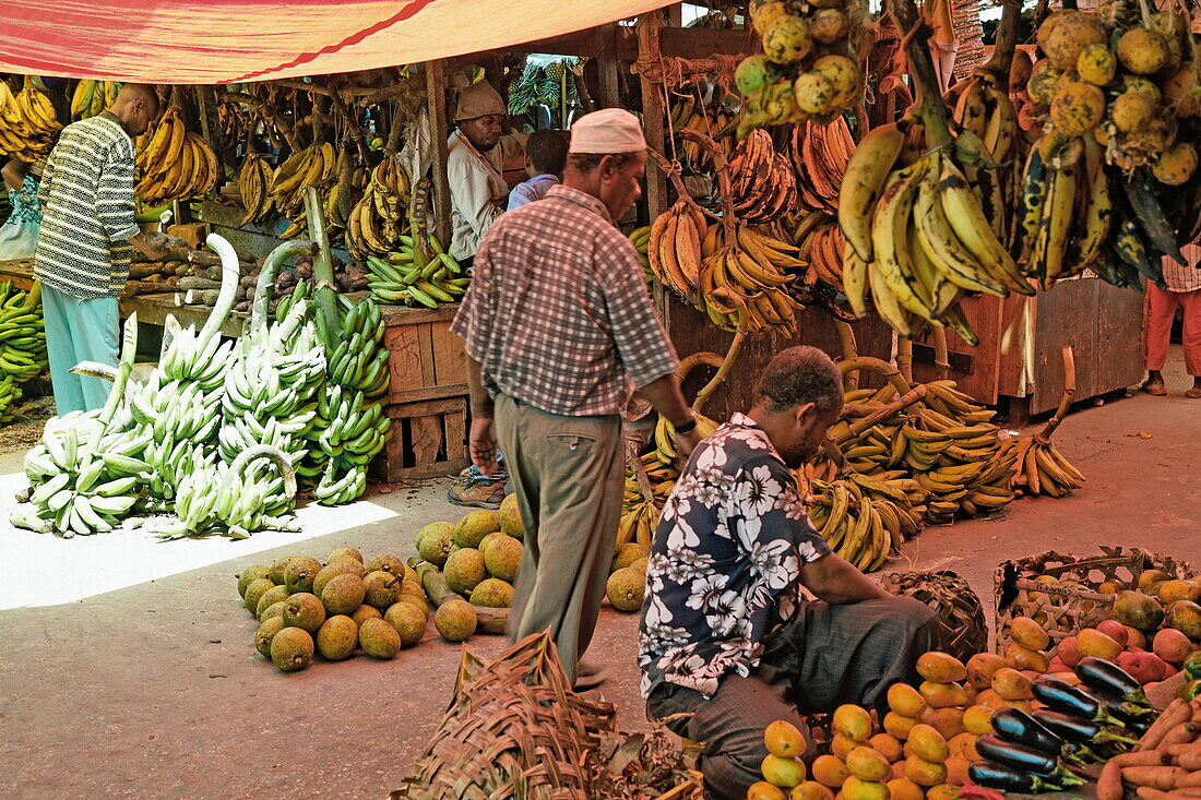 Menschen an Obststand auf dem Darajani Markt, Stonetown, Sansibar City, Sansibar, Tansania, Afrika