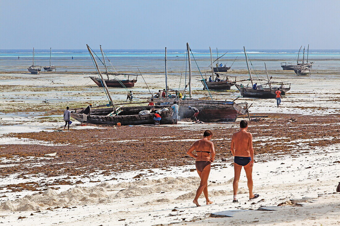 Menschen am Strand bei Ebbe, Nungwi, Sansibar, Tansania, Afrika